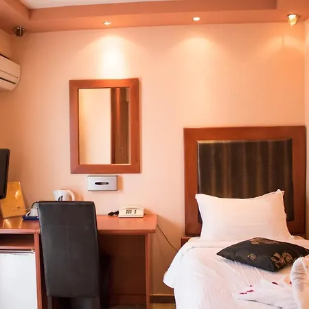 Americana Hotel 2*